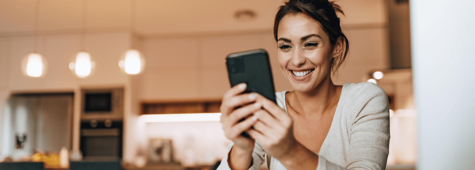Frau schaut auf Handy